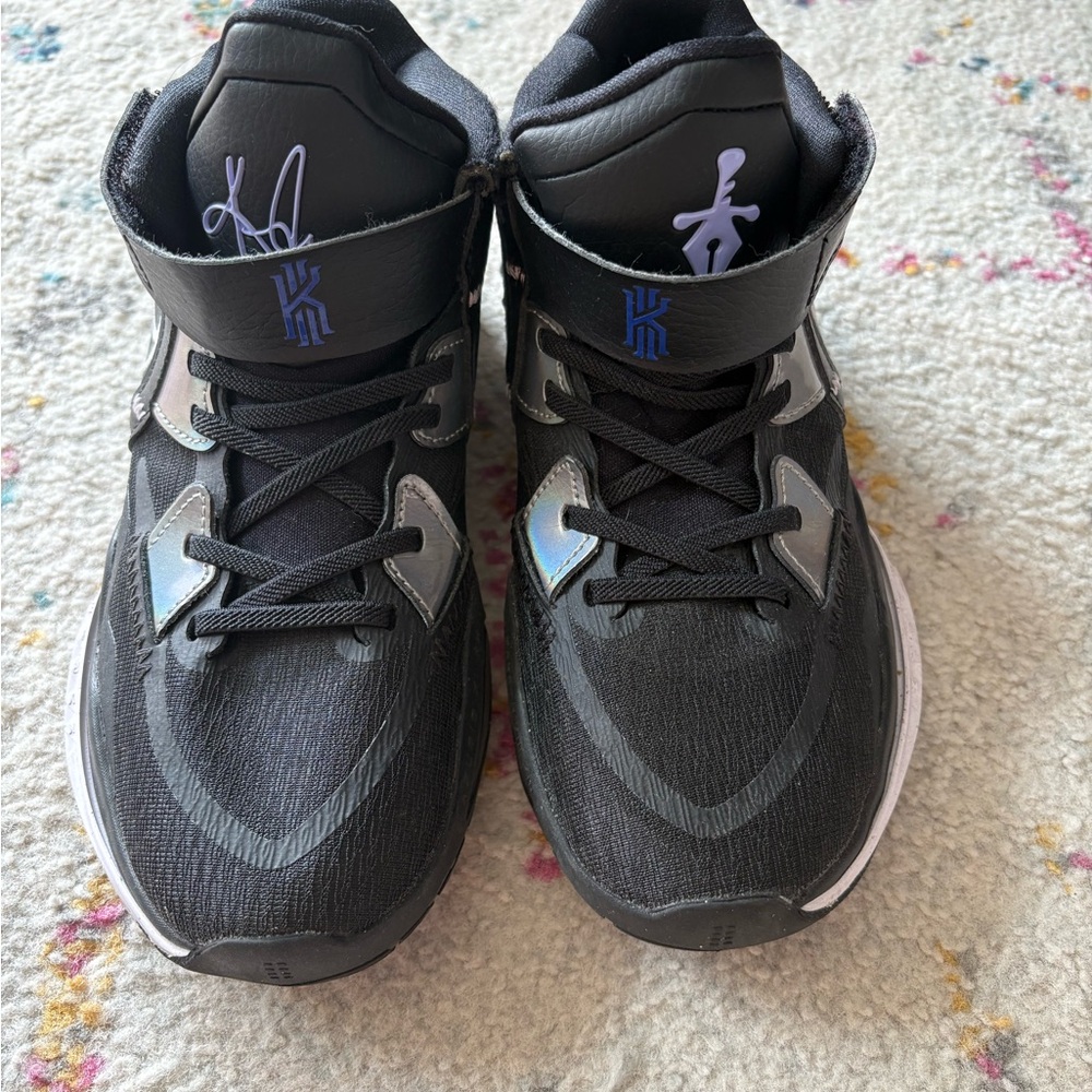 Nike GS Kyrie Infinity - 2Y- Lightly Used